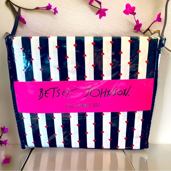 Betsey Johnson Other - Betsey Johnson NWT Stunning Black & White 4 Pc Super Soft Full Size Sheet Set